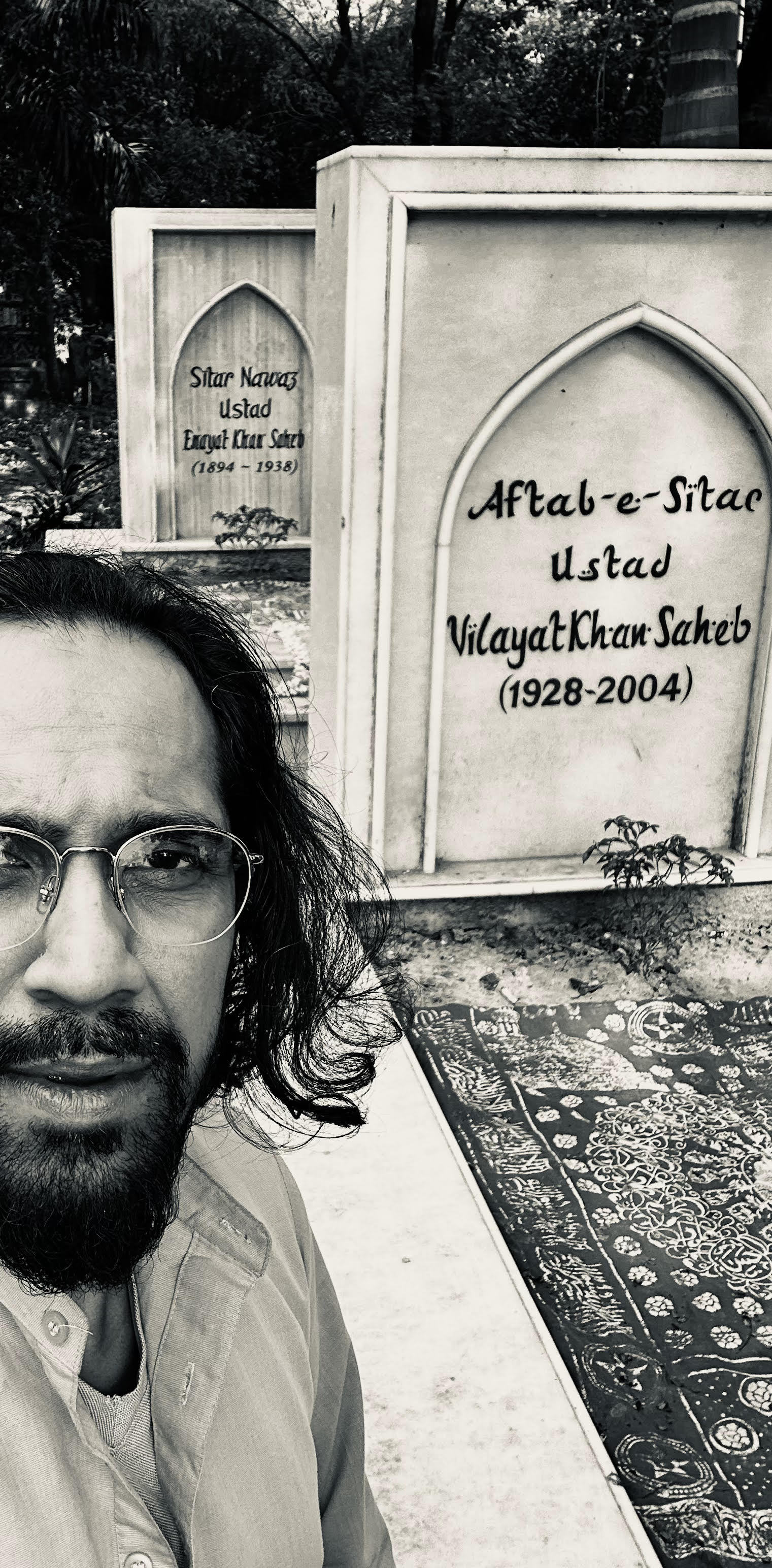 Ustad Enayat Khan and Ustad Vilayat Khan tomb — Calcutta